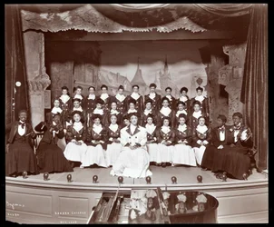 El elenco del Junior Show, una producción amateur presentada por estudiantes de primer año en Barnard College, Nueva York